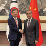 वांग यी: चीनी मुख्यभूमि और ROK अविभाज्य पड़ोसी हैं वांग यी: चीनी मुख्यभूमि और ROK अविभाज्य पड़ोसी हैं video poster