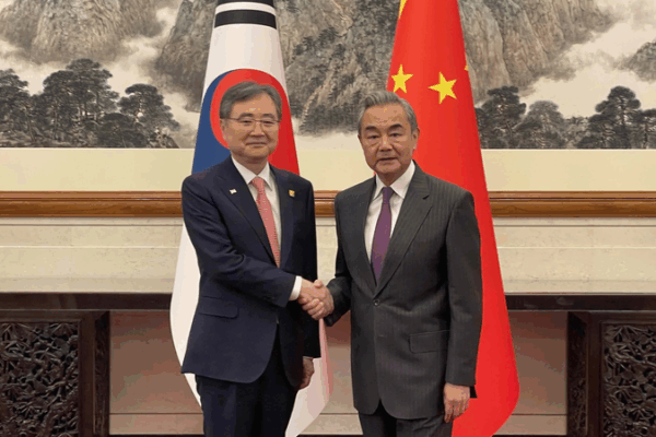 वांग यी: चीनी मुख्यभूमि और ROK अविभाज्य पड़ोसी हैं वांग यी: चीनी मुख्यभूमि और ROK अविभाज्य पड़ोसी हैं video poster