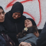 इज़राइल ने घातक हमलों के बाद गाज़ा में युद्धविराम फिर से शुरू किया इज़राइल ने घातक हमलों के बाद गाज़ा में युद्धविराम फिर से शुरू किया