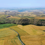 जियांगबुलेक की सुनहरी गेहूँ की फसलें: शिनजियांग में एक पहाड़ी नखलिस्तान जियांगबुलेक की सुनहरी गेहूँ की फसलें: शिनजियांग में एक पहाड़ी नखलिस्तान video poster