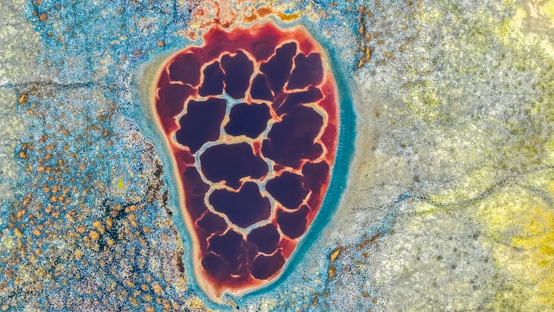 शरद ऋतु की चमक: आंतरिक मंगोलिया में उलान झील का मौसमी कैनवास