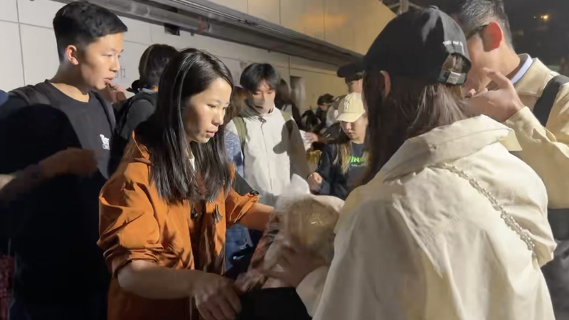 हांगकांग स्थानीय लोगों ने ताई पो अग्निकांड पीड़ितों की सहायता के लिए एकजुटता दिखाई video poster