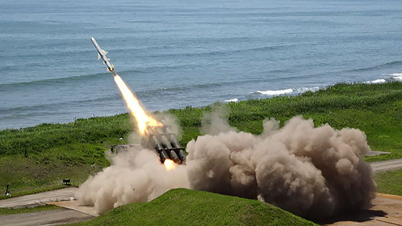 विशेषज्ञों ने ताकाइची की टिप्पणियों के बाद बढ़ते जापानी सैन्यवाद की चेतावनी दी