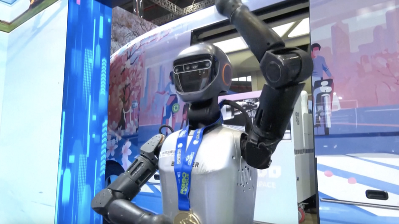 सीआईआईई में अत्याधुनिक तकनीक के साथ चीन पवेलियन चमकता है video poster