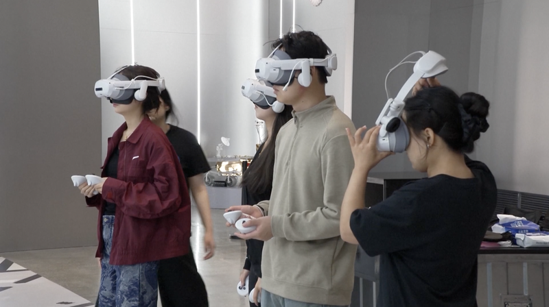 एपीईसी सीईओ ने अपने पसंदीदा रोज़मर्रा के टेक का खुलासा किया एपीईसी सीईओ ने अपने पसंदीदा रोज़मर्रा के टेक का खुलासा किया video poster