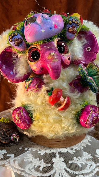 क्योरीक्योर के घुंघराले बालों वाले हाथी: जहाँ चिकित्सा आंतरिक शक्ति से मिलती है video poster