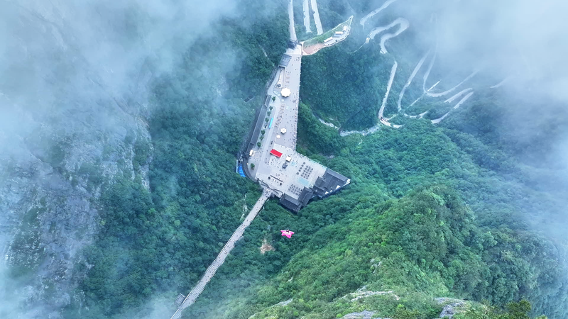 झांगजियाजी की खोज करें: हैलूलुजाह पर्वतों से परे video poster