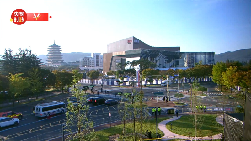 शी जिनपिंग ने ग्योंगजू में 32वें APEC आर्थिक नेताओं की बैठक में संवाद की अगुवाई की शी जिनपिंग ने ग्योंगजू में 32वें APEC आर्थिक नेताओं की बैठक में संवाद की अगुवाई की video poster