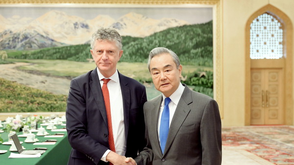 वांग यी ने ब्रिटेन से सकारात्मक, व्यावहारिक चीन नीति अपनाने का आग्रह किया