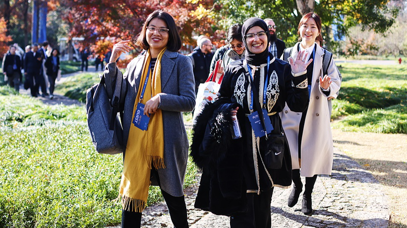 राष्ट्रपति शी ने युवा साइनोलॉजिस्ट्स से चीनी मुख्यभूमि और विश्व के बीच सेतु बनने का आह्वान किया