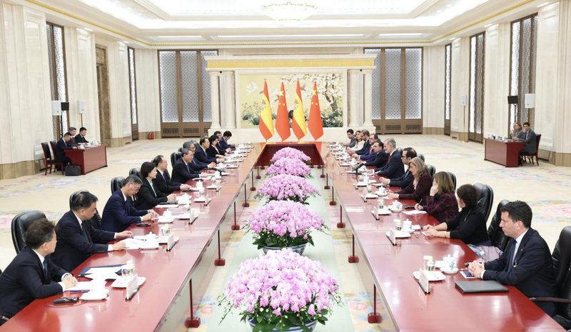 चीनी प्रधानमंत्री ली क्वियांग चीन-स्पेन संबंधों को मजबूत करने के लिए राजा फेलिप VI से मिले