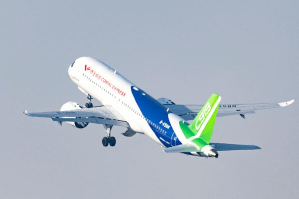 दुबई एयरशो 2025: चीनी मुख्यभूमि का C919 मध्य पूर्व में पहली बार उड़ा video poster