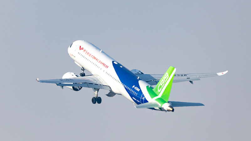 दुबई एयरशो 2025: चीनी मुख्यभूमि का C919 मध्य पूर्व में पहली बार उड़ा video poster