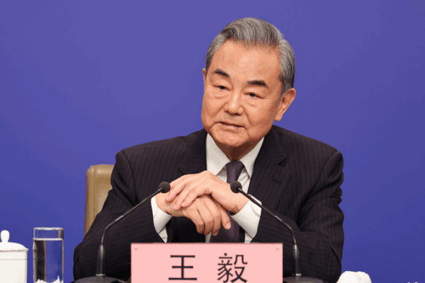 चीनी विदेश मंत्री वांग यी के 'कभी अनुमति न दें' बयान में चीन ने जापान के लिए तीन लाल रेखाएँ निर्धारित की