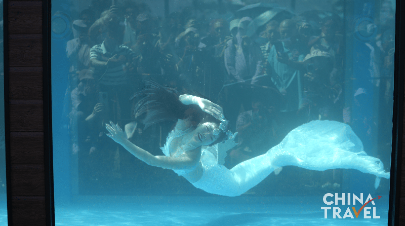 हैनान ऑटो इको-कैम्पिंग एक्सपो में पानी के नीचे जलपरियाँ चमकती हैं
