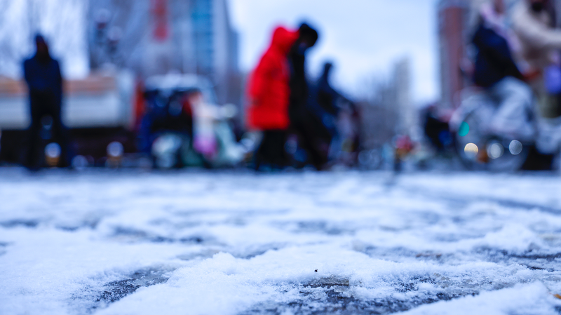 चीन देशभर में सबसे बड़ी सर्दियों की बर्फबारी के लिए तैयार video poster