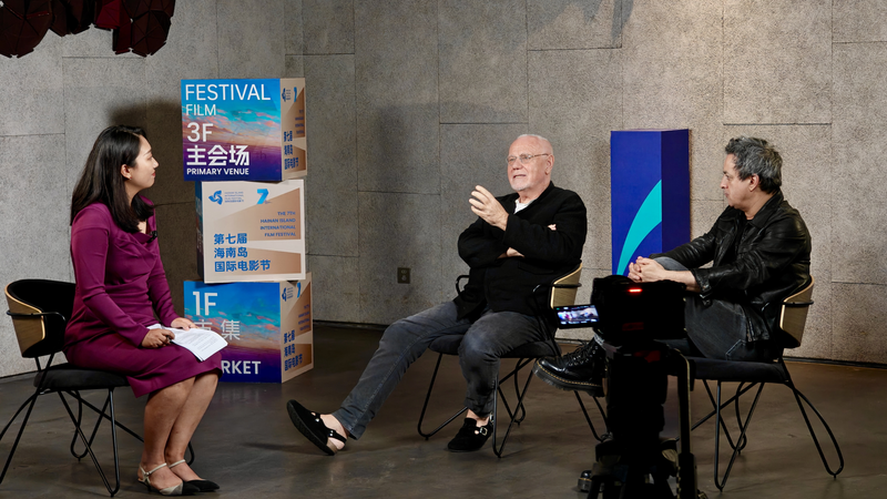 विदेशी आगंतुक मनाते हैं चीन के 240-घंटे वीजा-मुक्त स्वागत का video poster