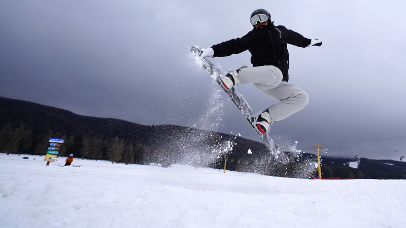 झिंजियांग का सॉन्गशुतांग स्की रिसॉर्ट पेंगुइन मेहमानों के साथ सर्दियों का मौसम शुरू करता है