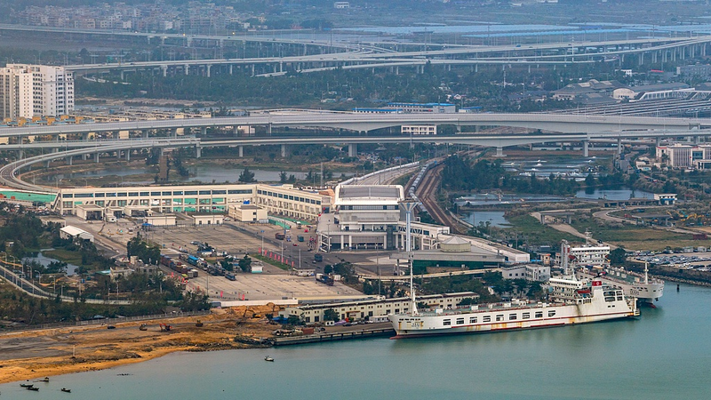 हानान का नया सीमा शुल्क नियम विदेशी निवेशकों को आकर्षित करेगा, अमेरिकी व्लॉगर का कहना video poster