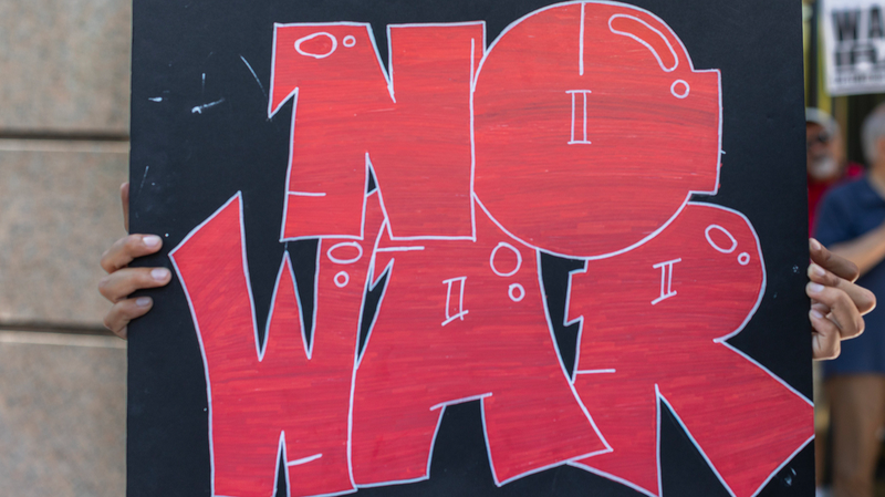 एलए में ईरान विरोध पर यू-हॉल ट्रक की टक्कर, दो घायल