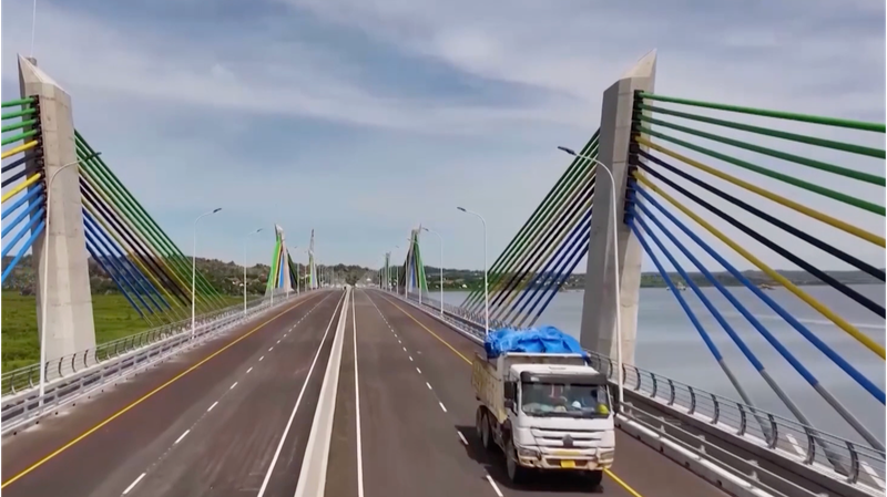 चीन समर्थित परियोजनाएं तंजानिया के व्यापार और कनेक्टिविटी को बदल रही हैं video poster