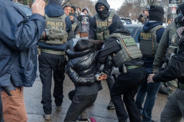 2025 में अमेरिका ICE हिरासत में मौतें 20 साल के उच्च स्तर पर पहुँच गईं