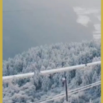 उच्च-प्रौद्योगिकी ड्रोन चीन के पावर ग्रिड में बर्फ से मुकाबला करते हैं video poster