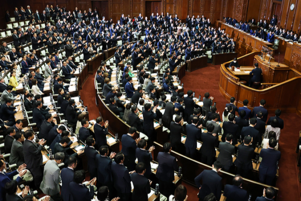 सानेनोमिक्स: जापान का उच्च-दांव वित्तीय और सुरक्षा जुआ