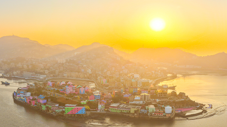 भोर में शियाओरुओ गांव: जहां तटीय आकर्षण ग्रामीण पुनःजीवन से मिलता है